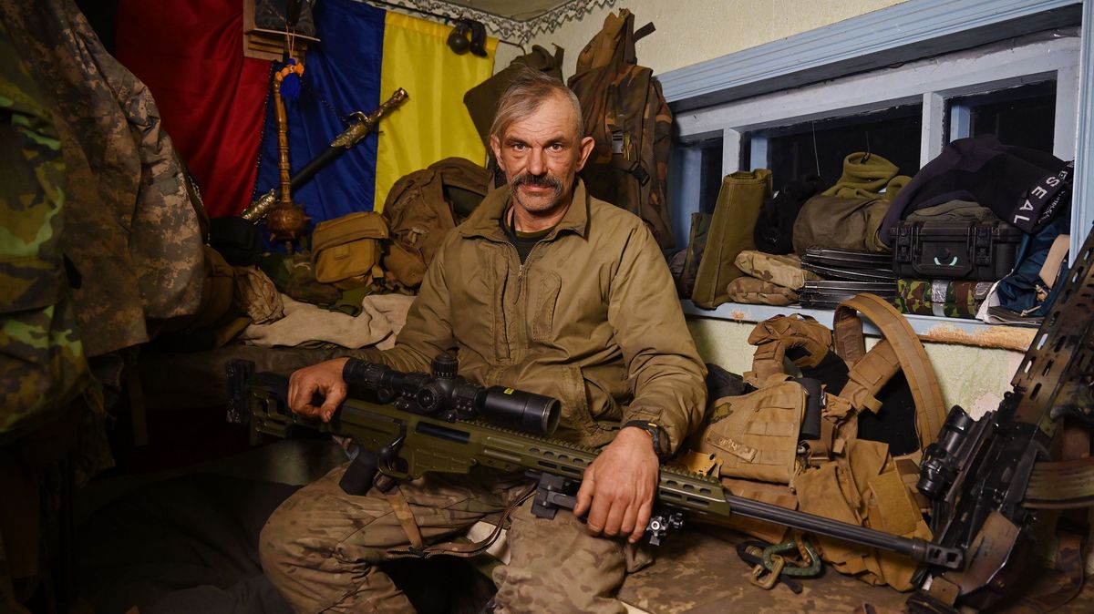 „Teď to kolem něj sype ruská artilerie.“
S ukrajinským snajprem na frontě